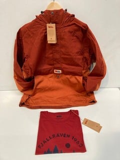 A FJALLRAVEN VARDAG ANORAK IN AUTUMN LEAF-TERRACOTTA BROWN SIZE L RRP £190, TOGETHER WITH A FJALLRAVEN FOREST MIRROR T SHIRT IN DEEP RED RRP £40