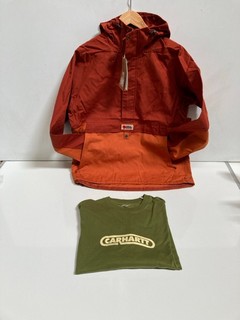 1 x FJALLRAVEN ANORAK, AUTUMN LEAF/TERRACOTTA BROWN, SIZE M, TOGETHER WITH A CARHARTT T-SHIRT, GREEN, SIZE XL RRP £235.00