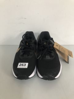 NIKE RUNNING TRAINERS - SIZE: 5.5