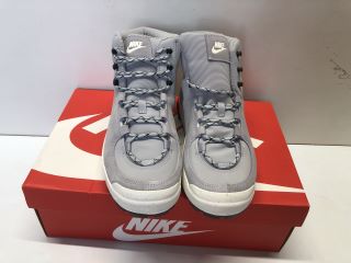 NIKE CITY CLASSIC BOOT - WOLF GREY - SIZE: 6 - RRP.£110