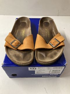 PAIR OF BIRKENSTOCK BEND LOW II TRAINERS IN SILVER - SIZE UK 5