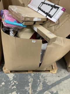 PALLET OF ASSORTED ITEMS INC TOILET SEATS