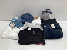 10 X LEVI'S GARMENTS VARIOUS SIZES AND MODELS INCLUDING NAVY BLUE CAP - LOCATION 31A.