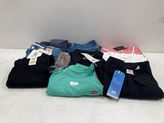 10 X LEVI'S GARMENTS VARIOUS SIZES AND MODELS INCLUDING TURQUOISE T-SHIRT SIZE XL - LOCATION 35A.