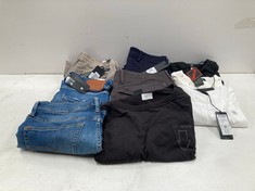 10 X GARMENTS VARIOUS BRANDS AND SIZES INCLUDING G-STAR RAW WHITE T-SHIRT SIZE L - LOCATION 39A.