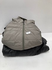 2 X JACK & JONES QUILTED COATS SIZES 5XL AND XL - LOCATION 6A.