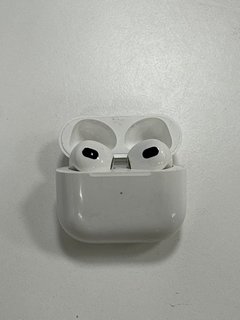 APPLE AIRPODS WIRELESS EARPHONES IN WHITE: MODEL NO A2566 A2565 A2564 (WITH WIRELESS CHARGING CASE) [JPTM117676]