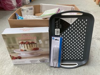 QTY OF ASSORTED HOUSEHOLD ITEMS TO INCLUDE CAKE TURNTABLE: LOCATION - E15