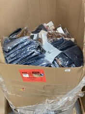 PALLET VARIETY CLOTHING INCLUDING TOP WITH V-NECK AND SPECIAL POCKETS FOR TOILETS SIZE S BLUE COLOUR.