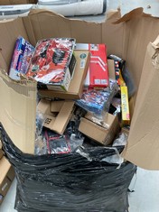 PALLET OF MISCELLANEOUS ITEMS INCLUDING BOARD GAMES.