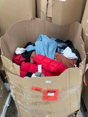 PALLET VARIETY OF CLOTHES, VARIOUS MODELS AND SIZES (BROKEN OR STAINED).