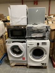 PALLET OF ASSORTED APPLIANCES TO INCLUDE SAMSUNG FREESTANDING WASHING MACHINE IN WHITE (SMASHED / BROKEN) (COLLECTION OR OPTIONAL DELIVERY) (KERBSIDE PALLET DELIVERY)