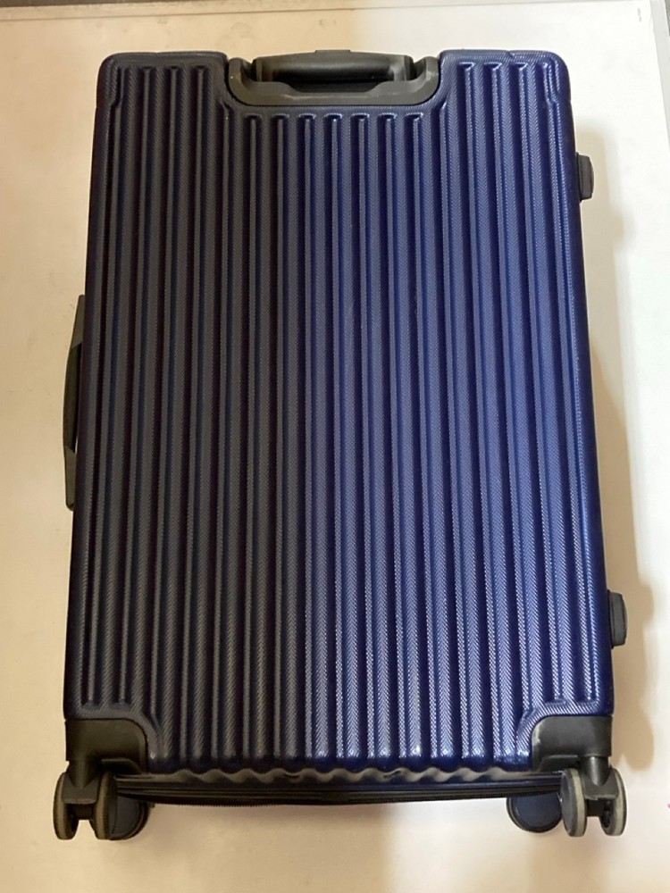 John Pye Auctions NAVY BLUE HARD SHELL TRAVEL CASES 4 PIECE 3 X