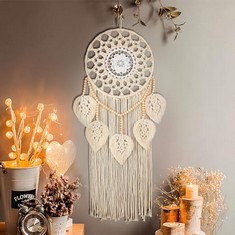 QUANTITY OF ASSORTED ITEMS TO INCLUDE NICE DREAM MACRAME DREAM CATCHER LARGE DREAM CATCHERS FOR BEDROOM BOHO WALL HANGING DECOR WITH 5 WOVEN LEAVES WOOD BEADS TASSELS HOME DECORATION ORNAMENT: LOCATI