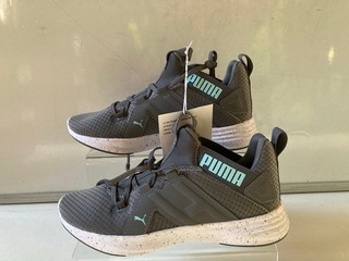 A PAIR OF PUMA CONTEMPT DEMI MESH TRAINERS IN GREY SIZE 5.5