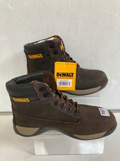 A PAIR OF DEWALT STEEL TOE CAPPED WORK BOOTS SIZE 10