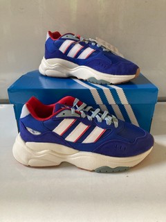 A PAIR OF ADIDAS RETROPY TRAINERS IN BLUE SIZE 7, ALSO INCLUDES A ADIDAS 3 STRIPE CREW TOP IN GREEN