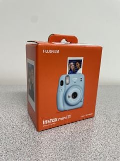 FUJIFILM INSTAX MINI 11 INSTANT CAMERA (ORIGINAL RRP - £110) IN SKY BLUE: MODEL NO MINI11 SB CH EU (BOXED WITH MANUFACTURE ACCESSORIES) [JPTB3815]