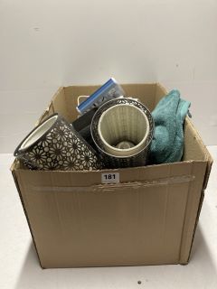 BOX OF ASSORTED ITEMS TO INCLUDE MATCHING BEDSIDE TABLE LAMPS