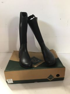 PAIR OF THE ORIGINAL MUCK BOOT COMPANY BOOTS IN BLACK - SIZE UK 3