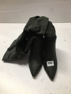 PAIR OF WOMEN'S KNEE HIGH BOOTS IN GREEN - SIZE 6