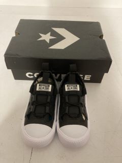 PAIR OF CONVERSE ALL STAR KIDS TRAINERS - SIZE UK 9
