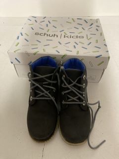 PAIR OF SCHUH COFFEE STUD KIDS BOOTS - SIZE UK 3