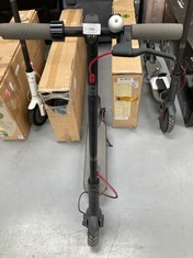 XIAOMI ELECTRIC SCOOTER GREY COLOUR DOES NOT TURN ON AND DOES NOT HAVE A CHARGER.