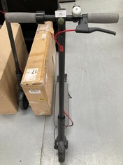 XIAOMI ELECTRIC SCOOTER BLACK COLOUR DOES NOT TURN ON AND DOES NOT HAVE A CHARGER.