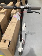 XIAOMI ELECTRIC SCOOTER WHITE, DOES NOT TURN ON.