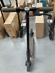 XIAOMI ELECTRIC SCOOTER GREY COLOUR DOES NOT TURN ON DOES NOT HAVE CHARGER.