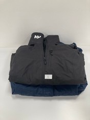 2 X HELLY HANSEN JACKETS DIFFERENT SIZES AND MODELS INCLUDING BLACK JACKET SIZE S AND NAVY BLUE JACKET SIZE XS - LOCATION 9A.