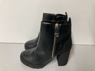 SPENCER HEELED BOOTS SIZE 7