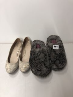 2 X PAIRS OF FOOTWEAR INC TOTES SLIPPERS (SIZE M)