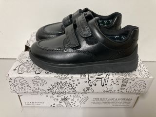 CLARKS COAL STYLE TRAINERS SIZE 27.5