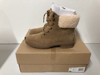 UGG BOOTS SIZE 7