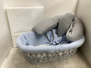 3 X CHILDRENS ITEMS TO INCLUDE MOSES BASKET AND PREGNANCY SUPPORT & FEEDING PILLOW: LOCATION - J 6