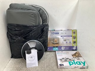 4 X ASSORTED PET ITEMS TO INCLUDE I CRATE SMALL PET CRATE: LOCATION - E4