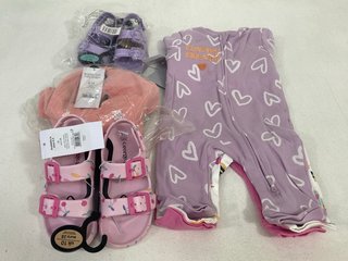 4 X ASSORTED KIDS CLOTHING IN VARIOUS DESIGNS & SIZES TO INCLUDE OPEN TOE SANDALS IN PURPLE - UK SIZE 5: LOCATION - E2