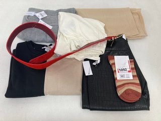 6 X ASSORTED MENS & WOMENS CLOTHING IN VARIOUS DESIGNS & SIZES TO INCLUDE TOPSHOP PADDED SHOULDER CROP TOP IN CREAM - UK SIZE 14: LOCATION - E2