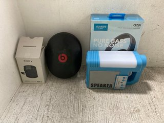 4 X ASSORTED SPEAKERS & EARPHONES TO INCLUDE ANKER SOUNDCORE Q20I HEADSET: LOCATION - J10