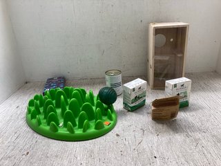QTY OF ASSORTED PET ITEMS TO INCLUDE GREEN INTERACTIVE FEEDER: LOCATION - J13