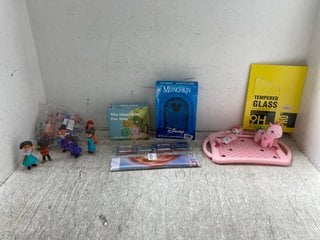 QTY OF ASSORTED CHILDRENS TOYS TO INCLUDE DISNEY MUNCHKIN STEVE JACKSON GAME: LOCATION - J15