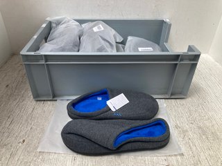 QTY OF NEWBENDER MENS DARK GREY SLIPPERS WITH BLUE LINING - UK SIZE 9: LOCATION - J16