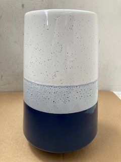 2 X BOXES OF 4 X WHITE/BLUE SPOTTED VASE: LOCATION - J19