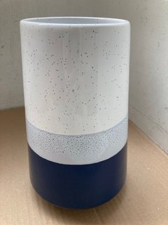 BOX OF 2 X WHITE WITH RIPPLED DESIGN VASES TO INCLUDE BOX OF 4 X WHITE/BLUE SPOTTED VASE: LOCATION - J21
