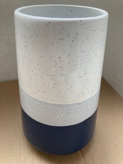 2 X BOXES OF 4 X WHITE/BLUE SPOTTED VASE: LOCATION - J21