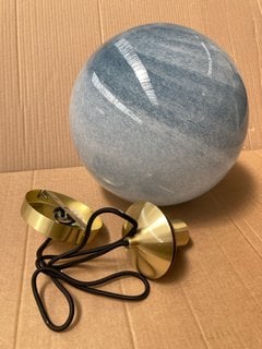 2 X BOXES OF 2 X WHITE WITH RIPPLED DESIGN VASES TO INCLUDE 4 X DECORATIVE ITEMS TO INCLUDE MERLE GLASS PENDANT: LOCATION - J22