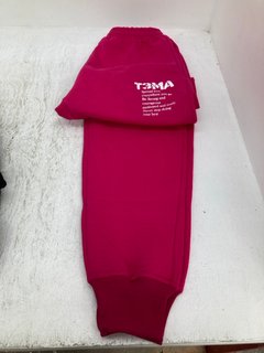 QTY OF CLOTHING ITEMS TO INCLUDE T3MA PINK LARGE JOGGING BOTTOMS: LOCATION - J22