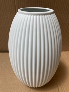 2 X BOX OF 2 X WHITE WITH RIPPLED DESIGN VASES: LOCATION - J22